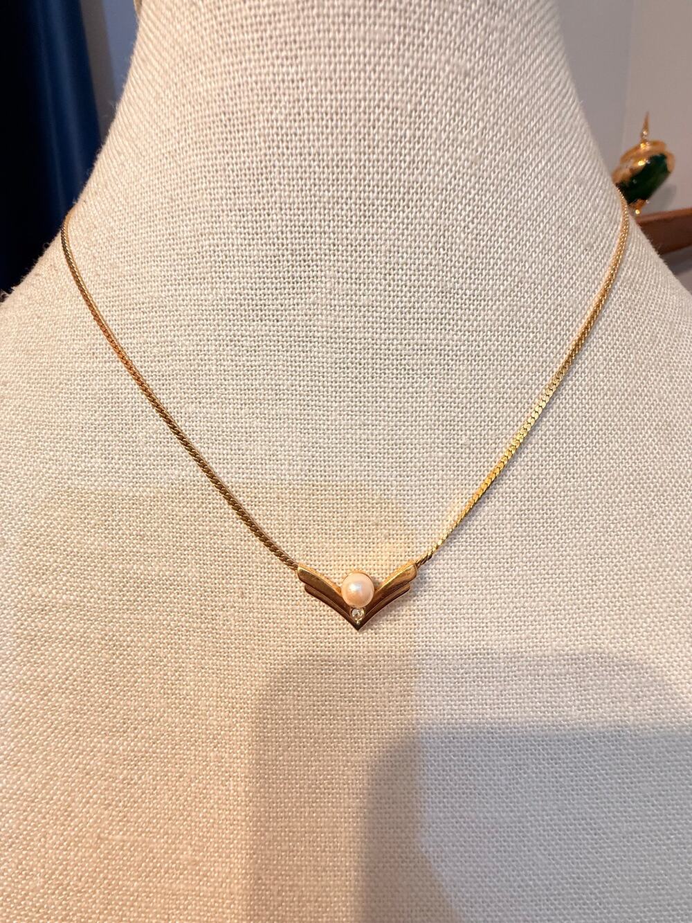 Vintage NOS Faux Pearl Rhinestone V Necklace 17”